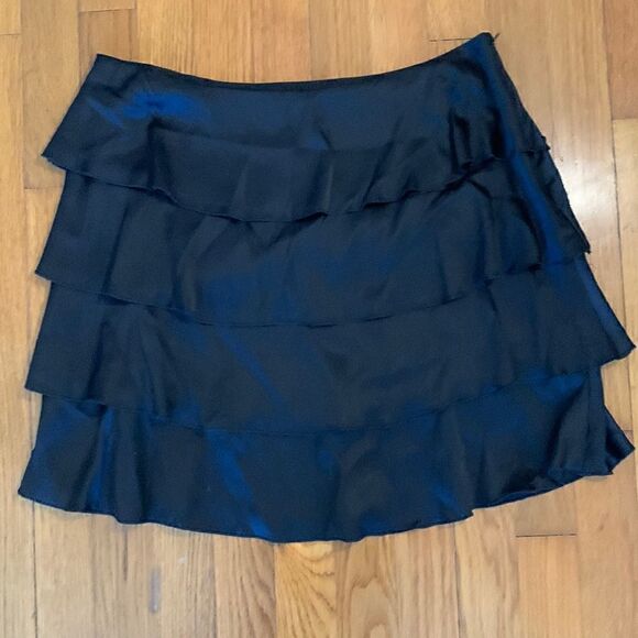 EUC Trina tuck black silky ruffled skirt! Size 8 - Picture 1 of 3